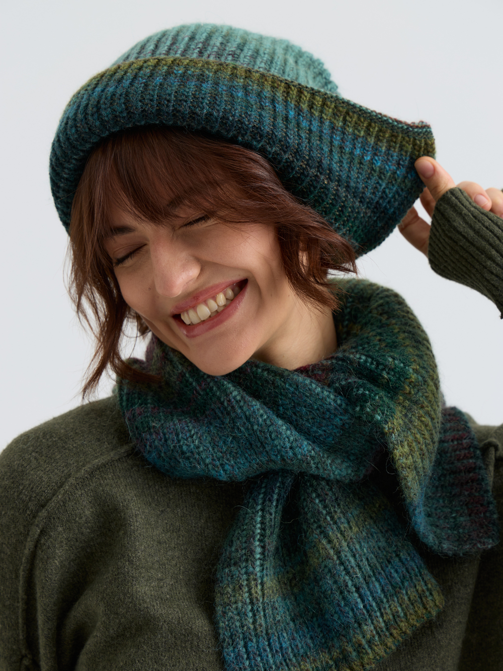 Шапка женская двусторонняя "FOREST LISSE"